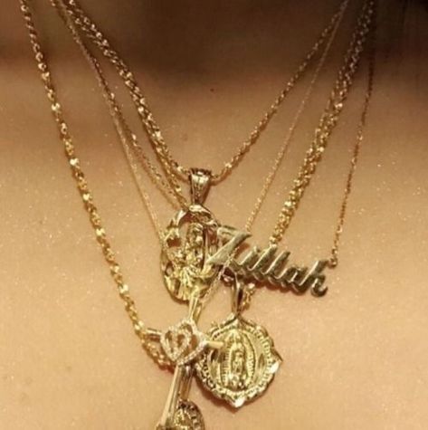 Photo Big Chain Necklace Outfit, Layered Gold Chains Aesthetic, Good Necklace Layering, Gold Chain Layering, Gold Chains Aesthetic, How To Layer Necklaces, Gold Chain Aesthetic, Dope Jewelry, Layered Chains