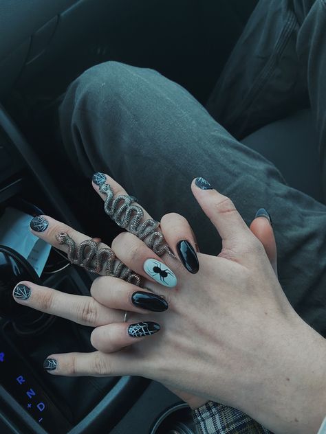 Matching Nails Gf And Bf, Matching Couple Nails Goth, Matching Gf Bf Nails, Matching Nails With Boyfriend Spiderman, Gf Bf Nails, Matching Nails Boyfriend And Girlfriend, Matching Manicure With Boyfriend, Couple Nails Matching Simple, Matching Nails Bf And Gf