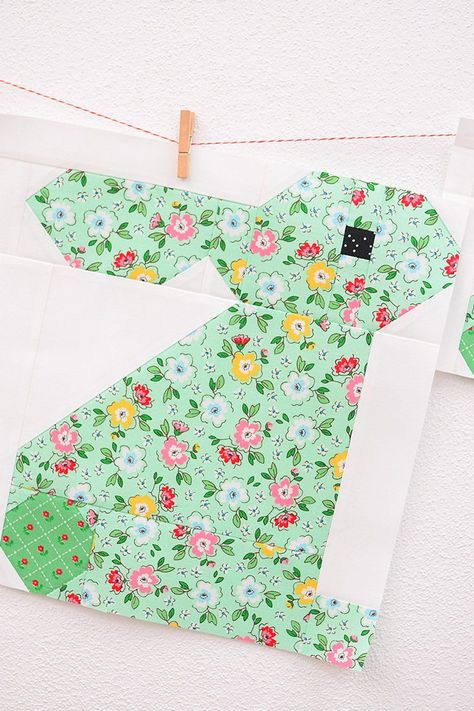 Easter Quilt, Standing Bunny, Green Bunny, Bunny Quilt, Christmas Quilt Patterns, Spring Quilts, Quilt Care, Star Quilt Blocks, Animal Quilts