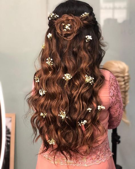 Bridal Hairstyle Ideas For Every Indian Bride. Most Trending Hairstyles for the Indian Bride in 2019! Follow us for daily wedding inspirations! Instagram: @weddingsonly.in . . . . #indianbride #bridalhairstyles #bridalmakeup #hairstyles #diyhairstyles #wedding #indianwedding #bridetobe #bride #bridesofindia #openhair #bridesofindia #bridalbeauty #bridalhair Hairstyle With Real Flowers, Haldi Hairstyle, Hairstyles For Lehenga, Floral Hairstyle, Hairstyle Flowers, Flower Hairstyles, Engagement Hairstyle, Desinger Dresses, Lehenga Hairstyles