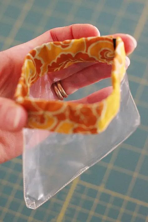 Tutorial to sew a vinyl flex frame pouch - Bonjour Quilts Snap Bags, Snap Bag, Bags To Sew, Quilting Templates, Pouch Tutorial, Bags To Make, Beginner Sewing Projects Easy, Leftover Fabric, Bags And Totes