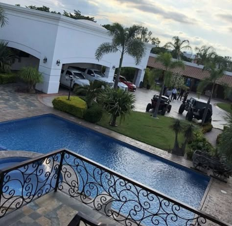 Alucin Lifestyle, Culiacan Sinaloa Aesthetic, Buchona Lifestyle, Narco Lifestyle, Houses In Mexico, Y2k Background, Couple Goals Teenagers Pictures, Mobile Home Porch, House Siding