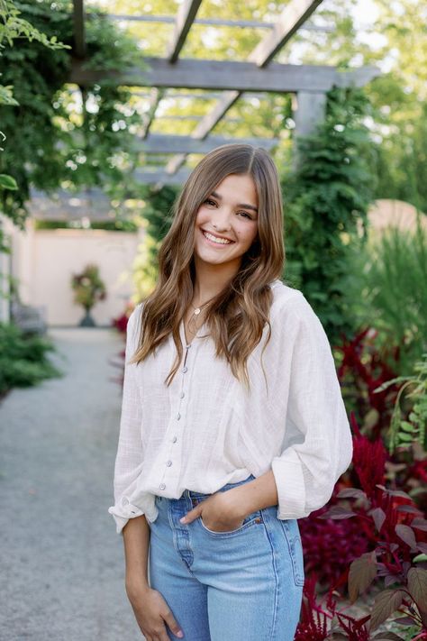 Senior girl in loose white top and jeans for senior pictures Modest Senior Pictures Outfit, Natural Casual Outfits, Casual Senior Picture Outfits, Outfits For Senior Pictures, Senior Photoshoot Outfits, Casual Senior Pictures, Senior Casuals, Female Senior Portraits, Three Photography