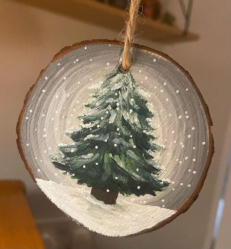 Christmas Log Painting, Tree Stump Ornament Diy, Kindness Ornaments, Homemade Christmas Ornaments Diy Easy, Christmas Ornament Wood Slice, Log Slice Crafts, Wood Ornament Painting Ideas, Wood Slice Ornament Ideas, Log Painting