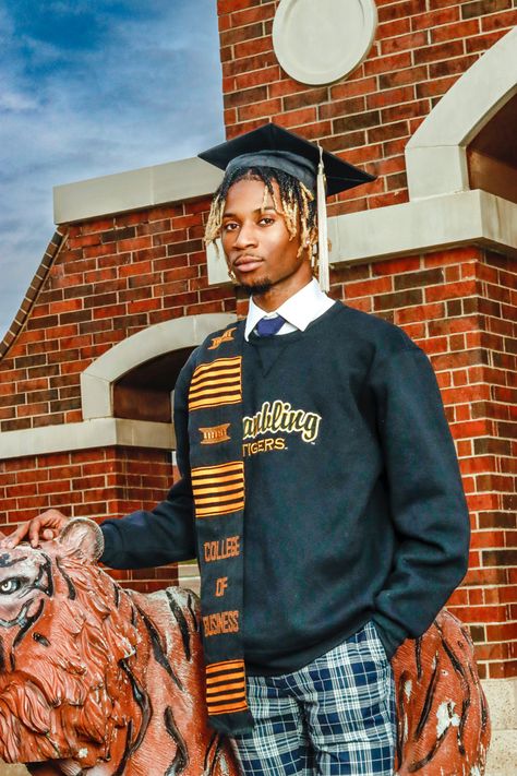 Grambling state university graduate student. College Graduation Pictures Men, Grad Photoshoot Men, Graduation Photoshoot Men, Hbcu Graduation Pictures, Mickey Graduation, Poses For Graduation Photos, Grad Picture Ideas, Graduation Shoot, Graduate Photo