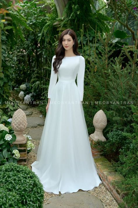 Modest Silk Wedding Dress, Hijab Wedding Dresses Simple, Shower Dress For Bride, Christian Wedding Gowns, Unusual Wedding Dresses, Pretty White Dresses, Muslimah Wedding Dress, Wedding Dress Types, Muslimah Wedding