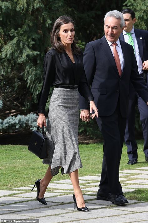 Victoria Beckham Clothing Line, 2010 Outfits, Business Formal Women, Smart Outfits, Interview Attire, Checked Skirt, Casual Attire For Women, Business Attire Women, Classy Winter Outfits