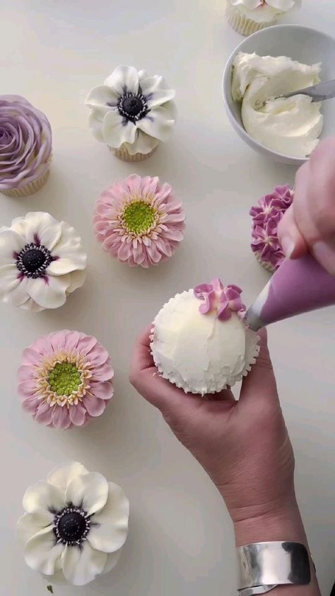 Buttercream Flowers Tutorial, Cupcakes Flores, Cake Decorating Flowers, Decorating Cupcakes, Cupcake Decorating Tips, Cupcake Tutorial, Cake Piping, Buttercream Cake Decorating, Icing Flowers