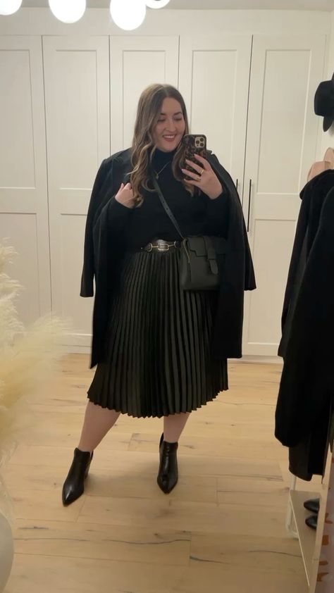 Plus Size Pleated Skirt Outfits, Pleated Skirt Fall Outfit, Pleated Skirt Outfit Plus Size, Plus Size Petite Outfits, Black Skirt Winter, Accordian Skirt, Black Pleated Skirt Outfit, Plus Size Midi Skirt, Pleated Midi Skirt Outfit