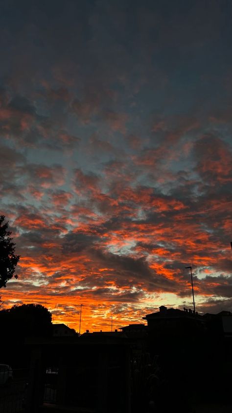 Dawn Pictures, Beautiful Ocean Pictures, Photo To Art, Beautiful Landscape Photography, Morning Sky, Night Scenery, Sky Pictures, Orange Sky, Pretty Sky