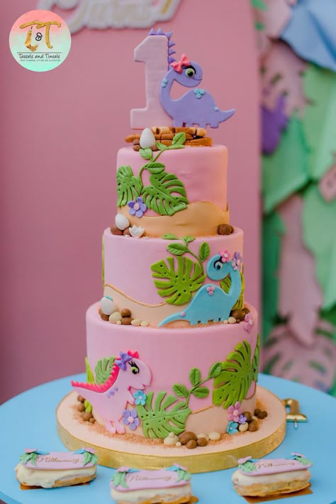 Dino Birthday Party Ideas, Dino Birthday Cake, Dinosaur Cakes, Dinosaur Birthday Cake, Rose Cakes, Nice Cakes, Girl Dinosaur Party, Girl Dinosaur Birthday, Dinosaur Birthday Party Decorations