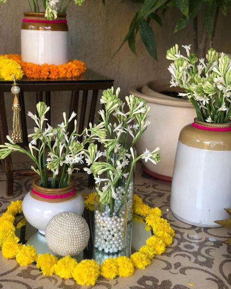 Shiv Puja, Diwali Decor Ideas, Pooja Decor, Diy Floral Decor, Indian Room Decor, Diwali Decoration Items, Wedding Background Decoration, Diwali Decorations At Home, Housewarming Decorations