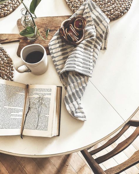 Table Flatlay, Flat Lay Inspiration, Flat Lay Photos, Hotel Services, Flat Lay Photography, Design School, Breakfast Table, Farm Table, Classic Elegant