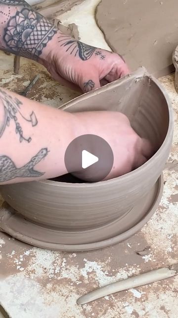 Ceramic Planters Ideas, Throwing Inspiration, Ceramic Vase Ideas, Ceramic Book Ends, Ceramic Videos, Ceramics Videos, Ceramic Book, How To Make Ceramic, Planters Diy