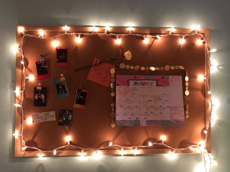 Pin Board With Lights, Cork Board Frame Ideas, Photo Bulletin Board Ideas Bedroom, Bulletin Board With Lights, Christmas Cork Board Ideas, Decorated Cork Board Ideas, Cork Board Painting Ideas, Cork Board Ideas Aesthetic, Picture Cork Board Ideas