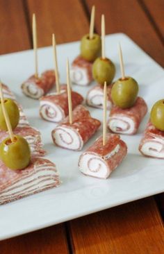 Sandwich Horderves, Appetizers On A Stick, Cream Cheese Bites, Fresh Appetizers, Football Party Foods, Holiday Appetizers Easy, Cheese Roll, Sausage Balls, Cucumber Sandwiches