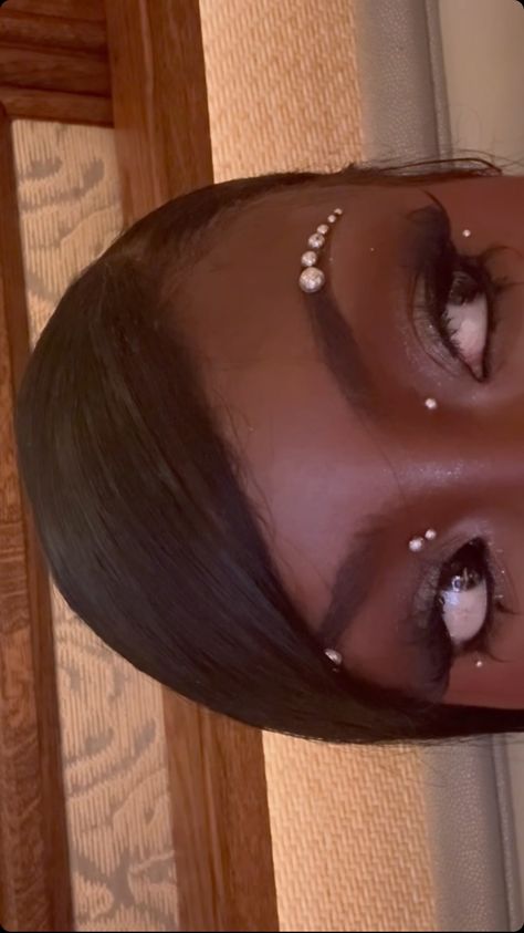 Gems On Eyebrows, Face Design Makeup, Black Y2k Makeup Looks, Pretty Eye Makeup Looks, Bedazzled Eyebrows, Face Gem Makeup Looks, Star Rhinestone Makeup, Glam Punk Makeup, Pearl Makeup Looks Black Women