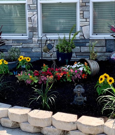 Curb Appeal Sidewalk, Front Yard Garden Decor, Potted Landscaping Ideas, Front Of House Flower Bed Ideas, Backyard Flower Garden, Landscape Ideas Front Yard Curb Appeal, Front Lawn Landscaping, Yard Diy, Vertical Garden Design