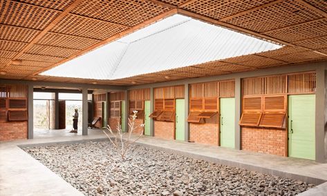 Atrium House, Timber Truss, Hospital Architecture, New Hospital, Rural House, Building Roof, Brick Architecture, Vernacular Architecture, Hospital Design