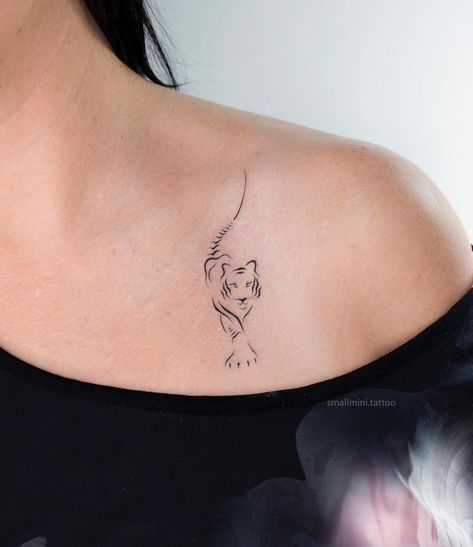 23 Iconic Collarbone Tattoos - Page 2 of 3 - Small Tattoos & Ideas % % Delicate Clavicle Tattoo, Tattoo Ideas Female Collarbone, Colar Bone Tattoo For Women Meaningful, Tattoos On Collarbone, Small Collarbone Tattoos For Women, Tattoo On Collar Bone For Women, Collar Bone Tattoo For Women, Simple Collar Bone Tattoos, Colorbone Tattoos Women