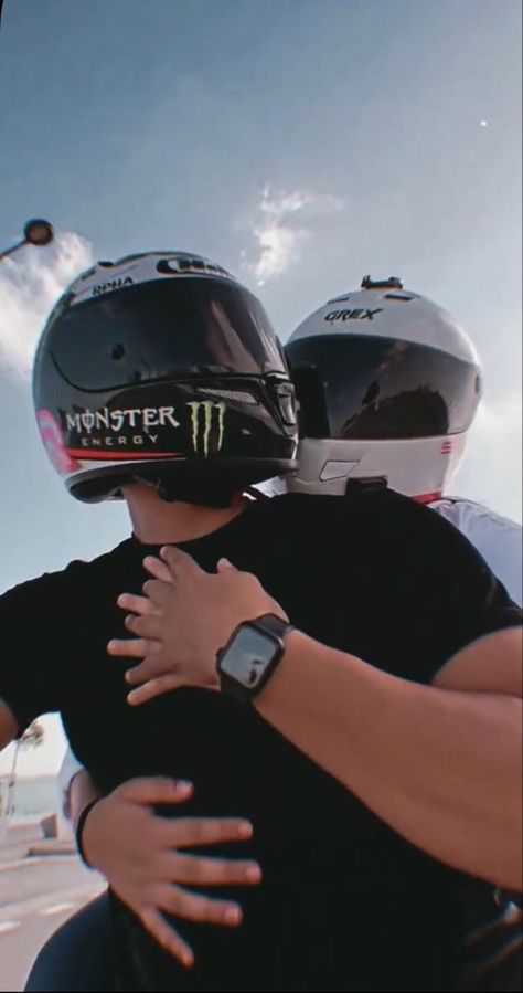 Biker Couple Poses, Motorcycle Love Couple, Gay Bike Riders, Motorcycle Boyfriend Aesthetic, Bike Couple Aesthetic, Bike Ride With Boyfriend, Amnesia Trope, Biker Couple Aesthetic, Motorcycle Selfie