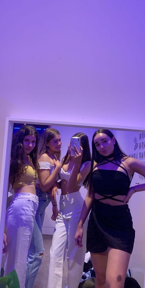 Cute Birthday Pictures, Bff Photoshoot Poses, Mirror Selfie Poses, Bff Photoshoot, Swag Girl Style, Simple Shoes, Best Friend Photos, Cute Friend Photos