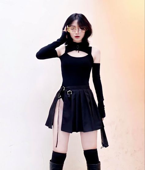 Cyberpunk Skirt Outfit, Cyberpunk Skirt, Cyberpunk Outfit Women, Asian Grunge, Ootd Pose, Oc Cosplay, Goth Ideas, Cyberpunk Vibes, Cyberpunk Outfit