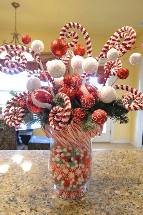 Christmas Christmas Table Decorations Centerpiece, Diy Christmas Table, Centerpieces Ideas, Centerpiece Christmas, Peppermint Christmas, Christmas Table Centerpieces, Christmas Themes Decorations, Office Christmas, Diy Centerpieces