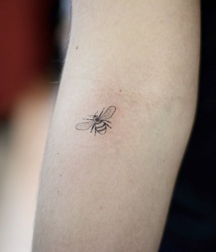 Small Bee Tattoo, Tattoos Geometric, Friendship Tattoos, Cute Tiny Tattoos, Bee Tattoo, Dainty Tattoos, Tattoo Designs And Meanings, Little Tattoos, Simplistic Tattoos