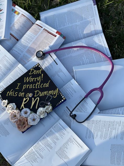 College Cap Decorations, School Graduation Ideas, Nurse Graduation Cap Designs, Graduation Cap Decoration Nursing, Nursing School Graduation Pictures, Nursing Pictures, Nurse Graduation Cap, Nursing Graduation Pictures, Nursing Motivation