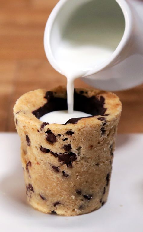 Milk-and-Cookie Shots: Bottoms up! The cookie shot is made with a chocolate-chip-cookie cup filled with vanilla milk. Chocolate Chip Cookie Cups, Cookie Shots, Cookie Cups, S'mores, Good Eat, Milk Cookies, Chocolate Chip Cookie, Sweets Treats, Popsugar