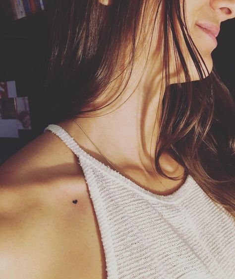 25 Micro Tattoos That Will Make You Look Cute And Badass At The Same Time Simple Quote Tattoos, Discrete Tattoo, Little Heart Tattoos, Tattoos Temporary, Small Heart Tattoos, Moon Planet, Petit Tattoo, Tattoo Trend, Symbol Tattoo