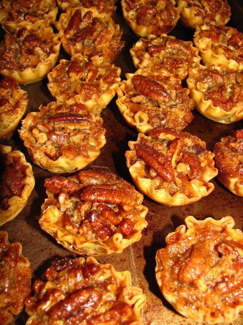 These delicious bite size pecan pies are the perfect party dessert! Bourbon Whipped Cream Recipe, Bite Size Pecan Pie, Kentucky Derby Food, Pecan Tassies, Kentucky Food, Derby Party Food, Kentucky Derby Party Food, Smores Dessert, Bourbon Recipes