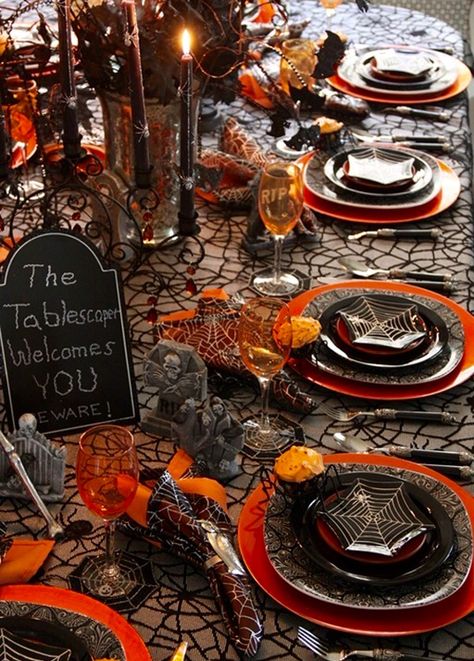 Halloween Table Buffet Halloween, Décoration Table Halloween, Halloween Table Settings, Halloween School Treats, Table Halloween, Dulces Halloween, Halloween Decor Diy, Photo Halloween, Halloween Tablescape