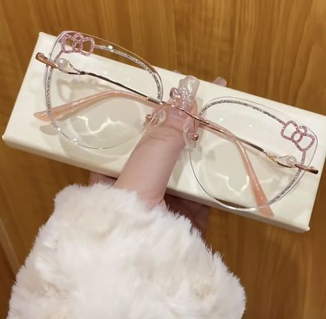 Kawaii Glasses, Glasses Women Fashion Eyeglasses, Aesthetic Glasses, Cute Glasses Frames, Classy Glasses, Glasses Frames Trendy, Fancy Glasses, Pretty Jewelry Necklaces, Hello Kitty Accessories