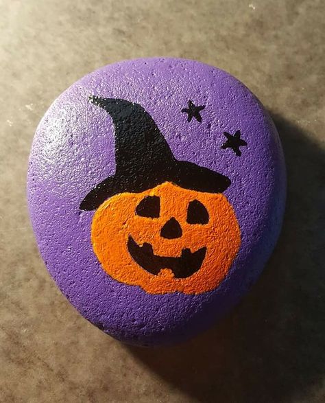 Painting Rocks Halloween, Spooky Rock Painting, Painted Rocks Halloween, Halloween Painted Rocks Ideas Easy, Halloween Rock Painting Ideas Easy, Halloween Painted Rocks Ideas, Spirit Rock Painting Ideas, Big Rock Painting Ideas, Pumpkin Rock Painting