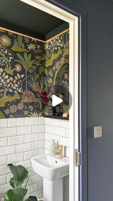 Bathroom Inspo Black, Black Ceiling Bathroom, Half Bathroom Wallpaper, Pink And Black Bathroom, Small Space Bathroom Design, Colourful Bathroom, Ceiling Bathroom, Dark Ceiling, Girl Apartment