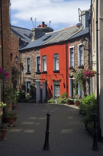 Charles Street, on The Isle of Man, England. The houses are mostly Peel Sandstone and the traditional street lights retain it's quaint quality. Isle Of Man Aesthetic, Douglas Isle Of Man, Isle Of Man Tt, Flannan Isles Lighthouse, Isle Of Islay, Street Stock, Irish Sea, Isle Of Man, Wales England