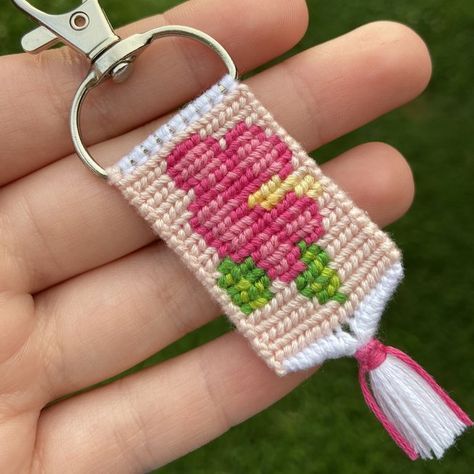 Friendship Bracelet Keychain, Alpha Bracelet, Diy Bracelets With String, String Bracelet Patterns, Bracelet Inspo, Bracelet Keychain, Bead Charms Diy, Flowers Summer, Alpha Pattern