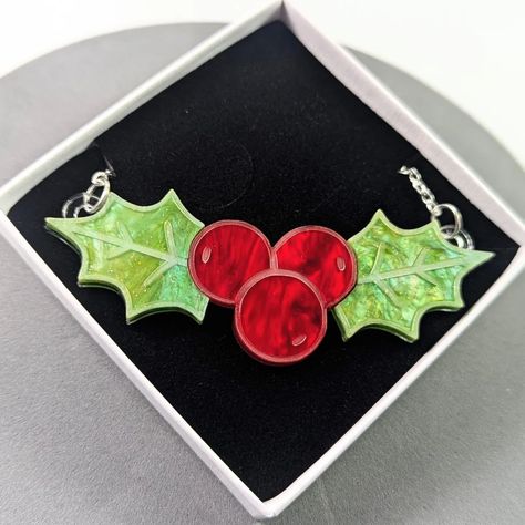 🆕 Holly necklace! As the brooch, you can choose the shiny acrylic or normal one 🎉🎄 Link in bio! #holly #hollychristmas #christmasfinds #christmastree #christmasgifts #christmasmarket #christmas #christmascountdown #christmasjewelry #christmasvibes #christmasmood #christmasnecklace #xmasshopping #xmasgifts #xmasnecklace #xmasjewelry Xmas Shopping, Christmas Necklace, Christmas Mood, Christmas Holly, Christmas Jewelry, Christmas Market, Christmas Countdown, Xmas Gifts, Link In Bio