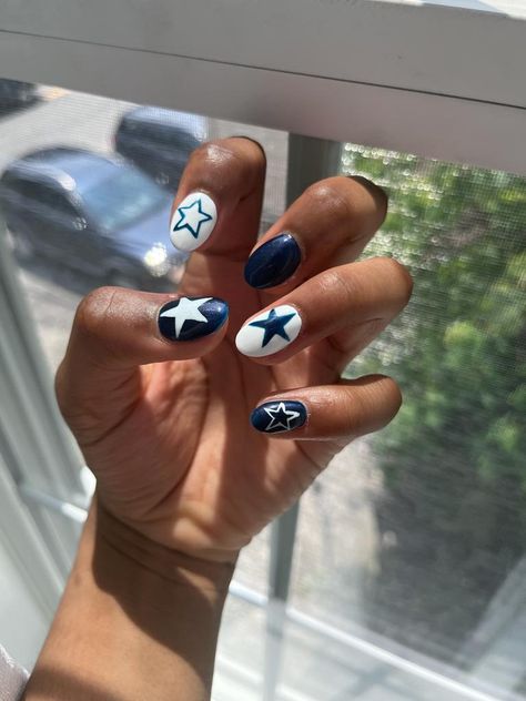 Cute Design For Short Nails, Simple Nails With Stars, Mail Ideas Short Summer, Star Blue Nails, One Star Nails, Short Nails Ideas 2024, Summer Nails Navy Blue, Taylor Swift Nail Ideas Midnights, Navy Design Nails