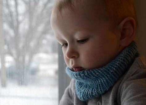 1 weeks till Christmas | the knit cafe Toddler Cowl, Gift Knitting Patterns, Knitted Cowl Scarves, Cowl Knitting Pattern, Baby Knits, Finger Knitting, Knitted Wit, Cowl Pattern, Knit Cowl