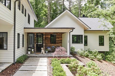 25 Modern Front Porch Ideas to Help Welcome Summer Shiplap Front Porch, Home Exterior Colors Schemes, Home Exterior Ideas, Modern Front Porch Ideas, Modern Home Exterior, Adu Ideas, Farmhouse Front Porch Ideas, Modern Front Porches, Modern Front Porch