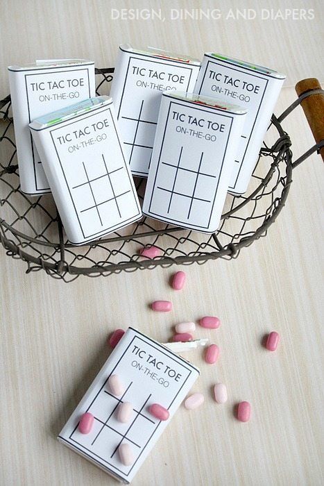 This DIY Tic Tac Toe Game For On-The-Go could also work as a favor for a kid's party or treats for an upcoming vacation. Diy Tic Tac Toe, Valentines Bricolage, Matchbox Crafts, Tic Tac Toe Game, Cadeau Diy, Valentines Day Gifts For Him, Tic Tac Toe, Sensory Bins, E Card