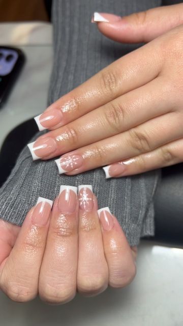 White Christmas Nails French Tips, French Tip Nails With Design Christmas, Christmas Nail Inspo French Tip, Snow Flake French Tip Nails, French With Snowflake Nail Design, Winter Nail Sets Short, Christmas Nails Tapered Square, Christmas Nails White French Tip, White Christmas French Tip Nails