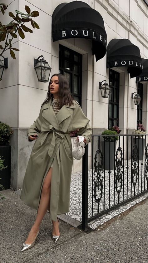 Trench coat outfit Outfit Coat, Work Outfit Inspiration, Trench Coat Outfit, Coat Outfit, City Outfits, Casual Work Outfit, Summer Dress Outfits, Coat Outfits, Going Out Outfits