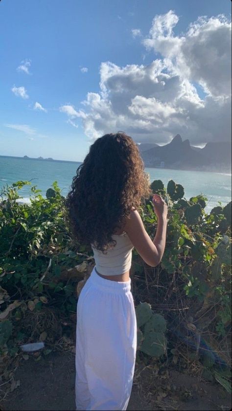 Curly Beach Hair, Old Money Luxury, Pro Hair, Curly Hair Photos, Young Royals, Hair Healthy, Beautiful Curls, Curly Girl Hairstyles, Foto Ideas Instagram