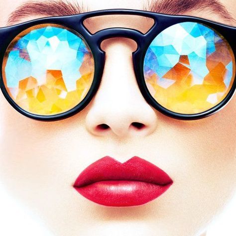 Kaleidoscope Glasses, Cheap Ray Bans, Ray Ban Outlet, Frou Frou, Foto Art, Wearing Glasses, Red Lipstick, Eyewear Design, Mirrored Sunglasses Women