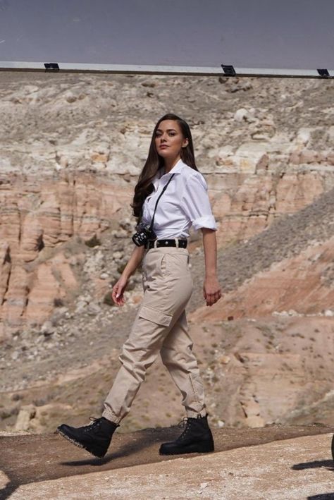 Out Of Africa Fashion, Archeologist Outfit Women, Women Safari Outfit, Safari Outfit Women Costume, Adventurer Outfit Female, Utility Vest Outfits For Women, Desert Safari Outfit, Ootd Hiking, Explorer Outfit