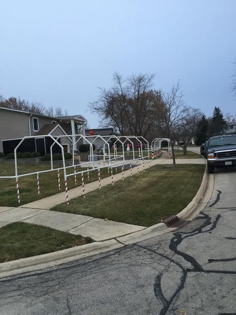 Christmas Driveway Arches, Christmas Pathway Ideas, Arch Pathway, Christmas Walkway, Sidewalk Lighting, Christmas Arch, 2025 Christmas, Diy Christmas Lights, Christmas Yard Art